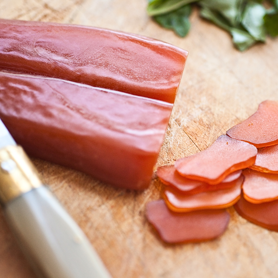 Bottarga aus Cabras in Sardinien mit einem Hirtenmesser geschnitten