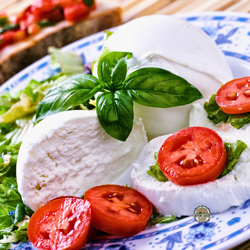 Bueffelmozzarella mit Tomaten und Basilikum.