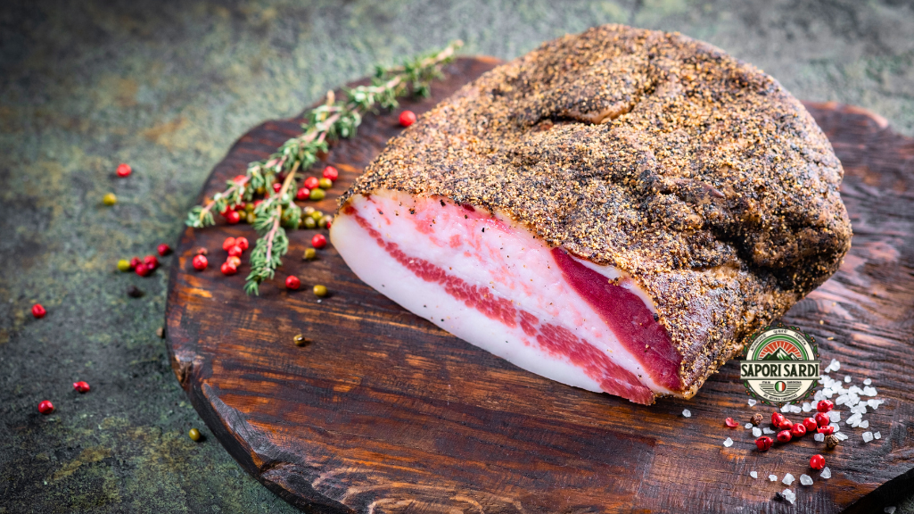 Guanciale Sardo auf einem Holzbrett aufgeschnitten. Guanciale kaufen.