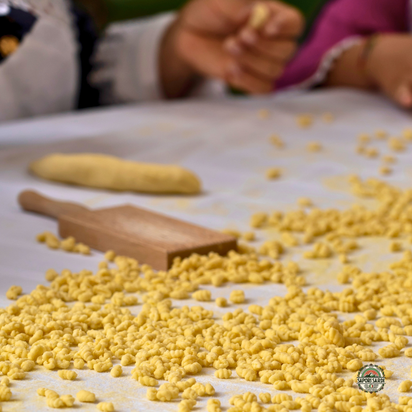 Malloreddus werden per Hand und einem Holzbrett hergestellt
