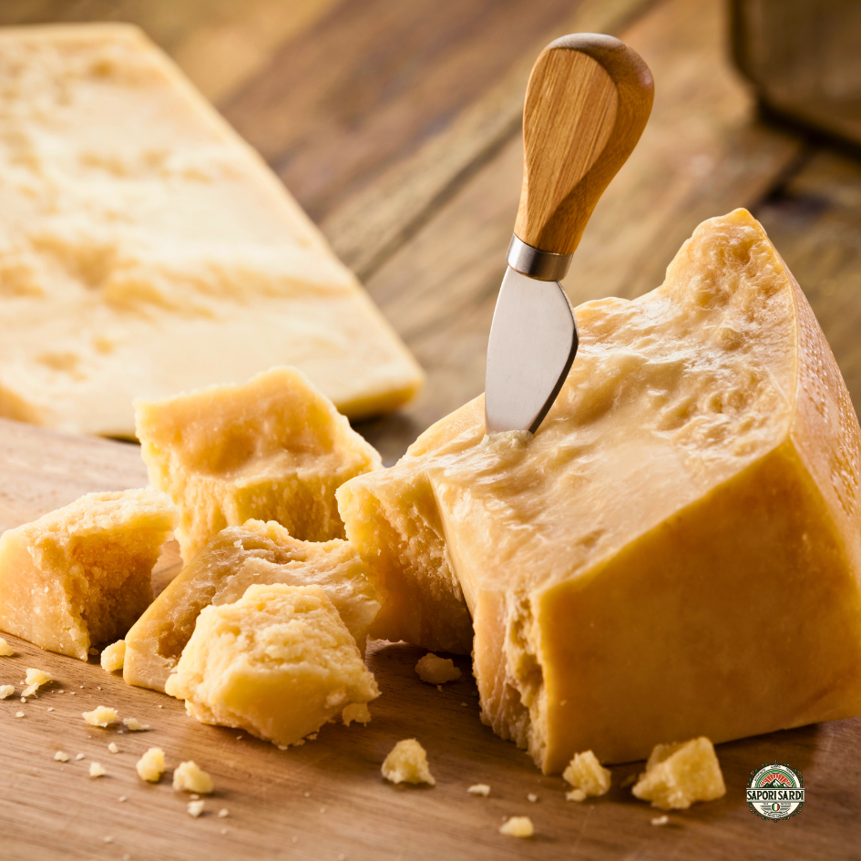 Parmesan auf einem Holzbrett aufgeschnitten