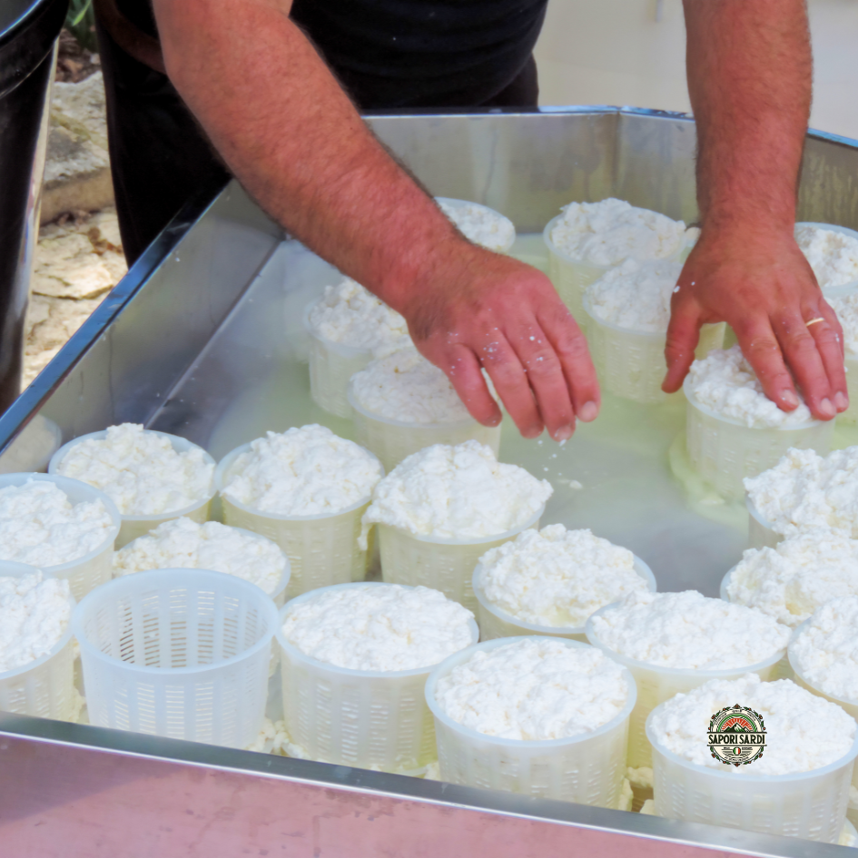Frischer Ricotta wird in Formen gefüllt
