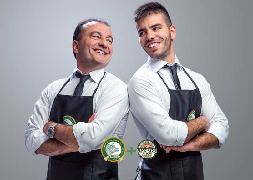 Der Gründer von Su Sirboni und sein Sohn stehen mit verschränkten Armen lachend und sich ansehend nebeneinander.