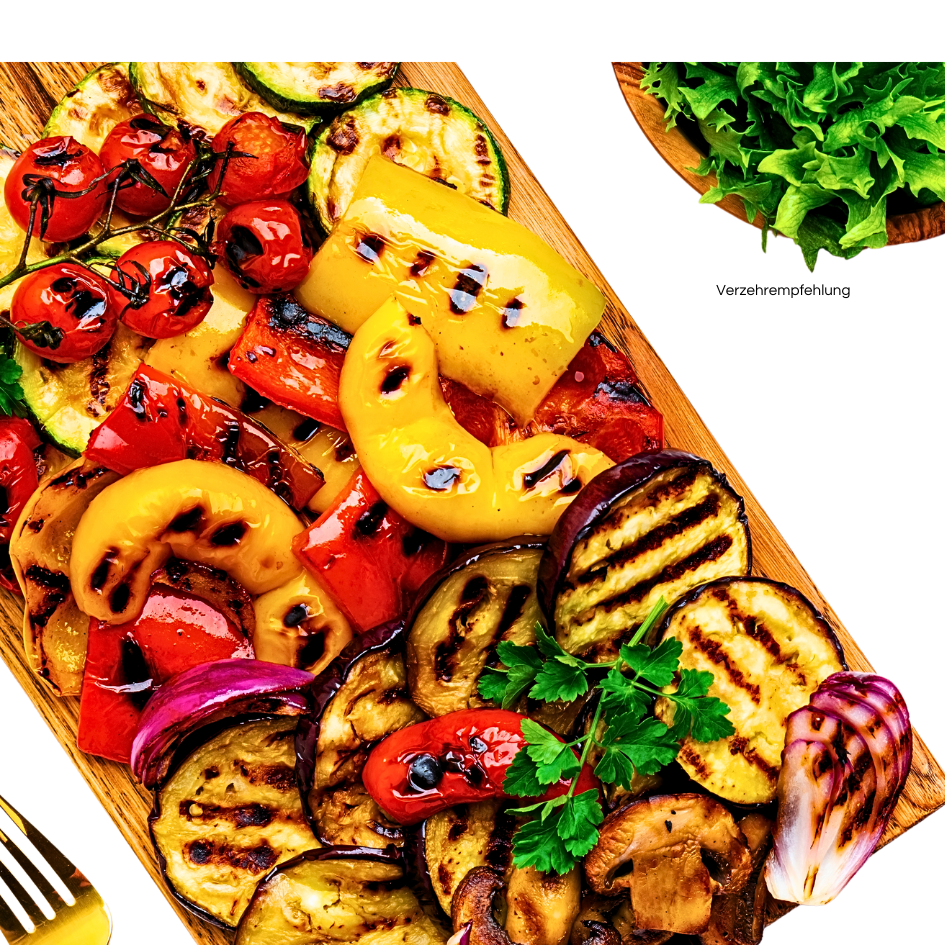 Eine Antipasti Platte mit gegrilltem und eingelegten Gemüse. Paprika, Zucchini, Tomaten, Zwiebeln und Aubergine.