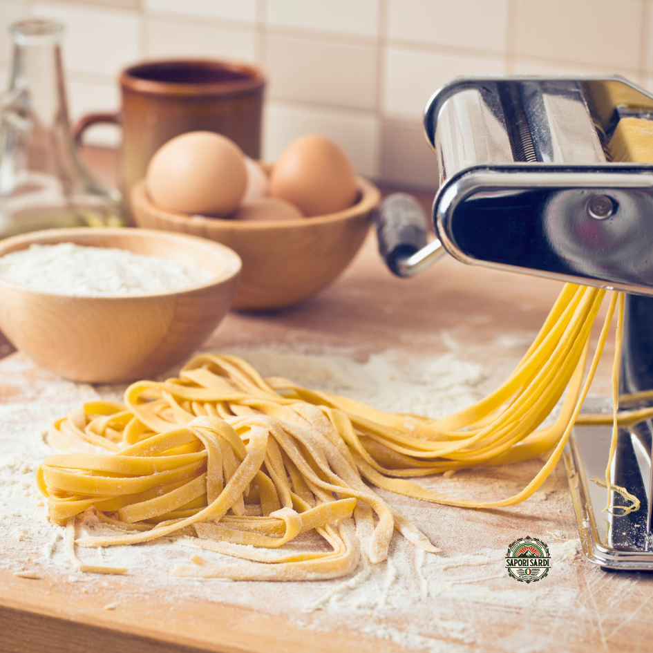 Frische Pasta mit einer Nudel Maschine und italienischem Pasta Mehl.