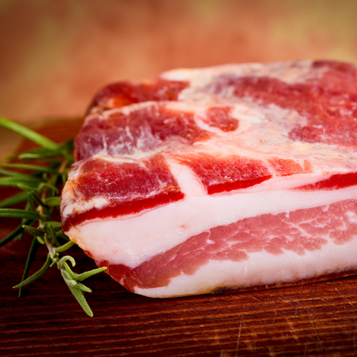 Pancetta Sardo auf einem Brett aufgeschnitten