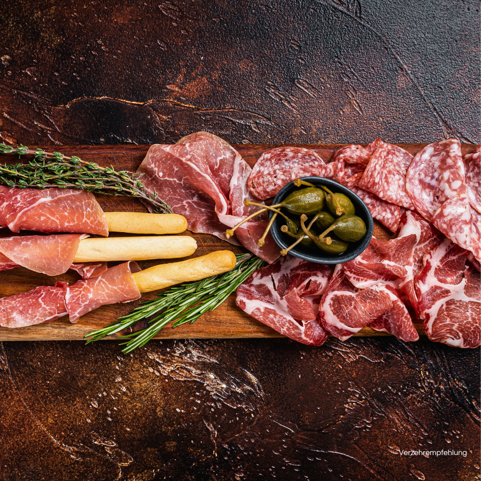 Antipasti Italiano Platte mit Coppa, Prosciutto Crudo und Salami Milano