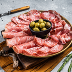 Antipasti Italiano Platte mit Coppa, Prosciutto Crudo und Mailänder Salami