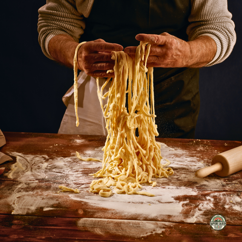 Pasta wird per Hand traditionell gefertigt.