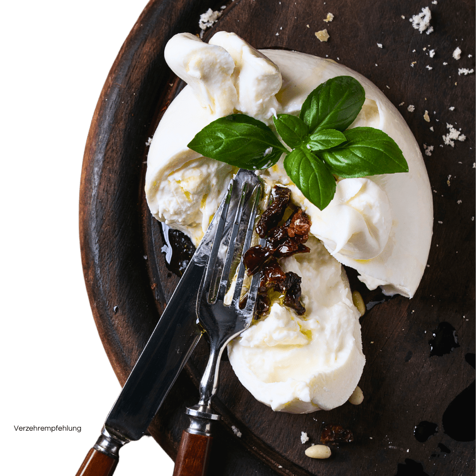 Bio Burrata aus Apulien auf einem Brett.