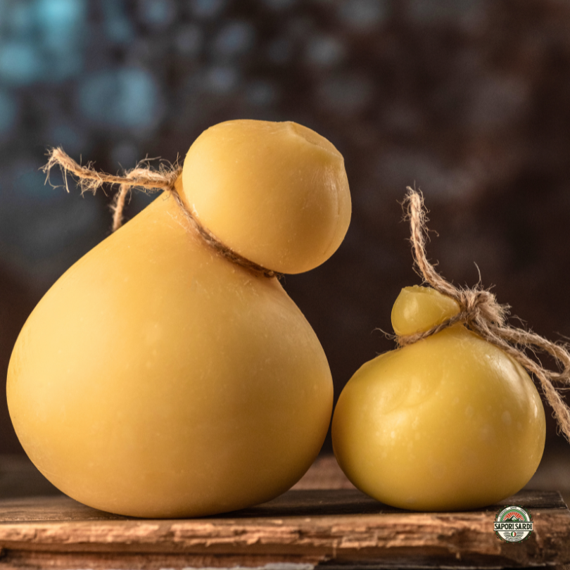 Bio Scamorza Affumicata auf einem Holztisch