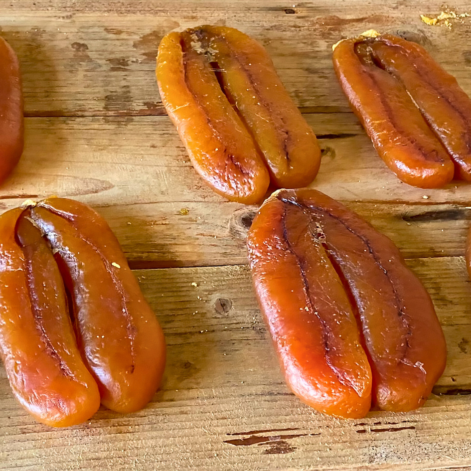 Frische Bottarga in der Produktion beim trocknen