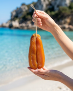 Bottarga aus Sardinien wird direkt am Strand in der Hand gehalten