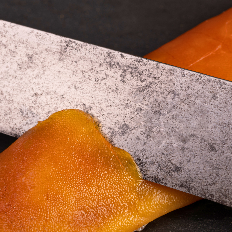 Bottarga mit einem Messer fein geschnitten