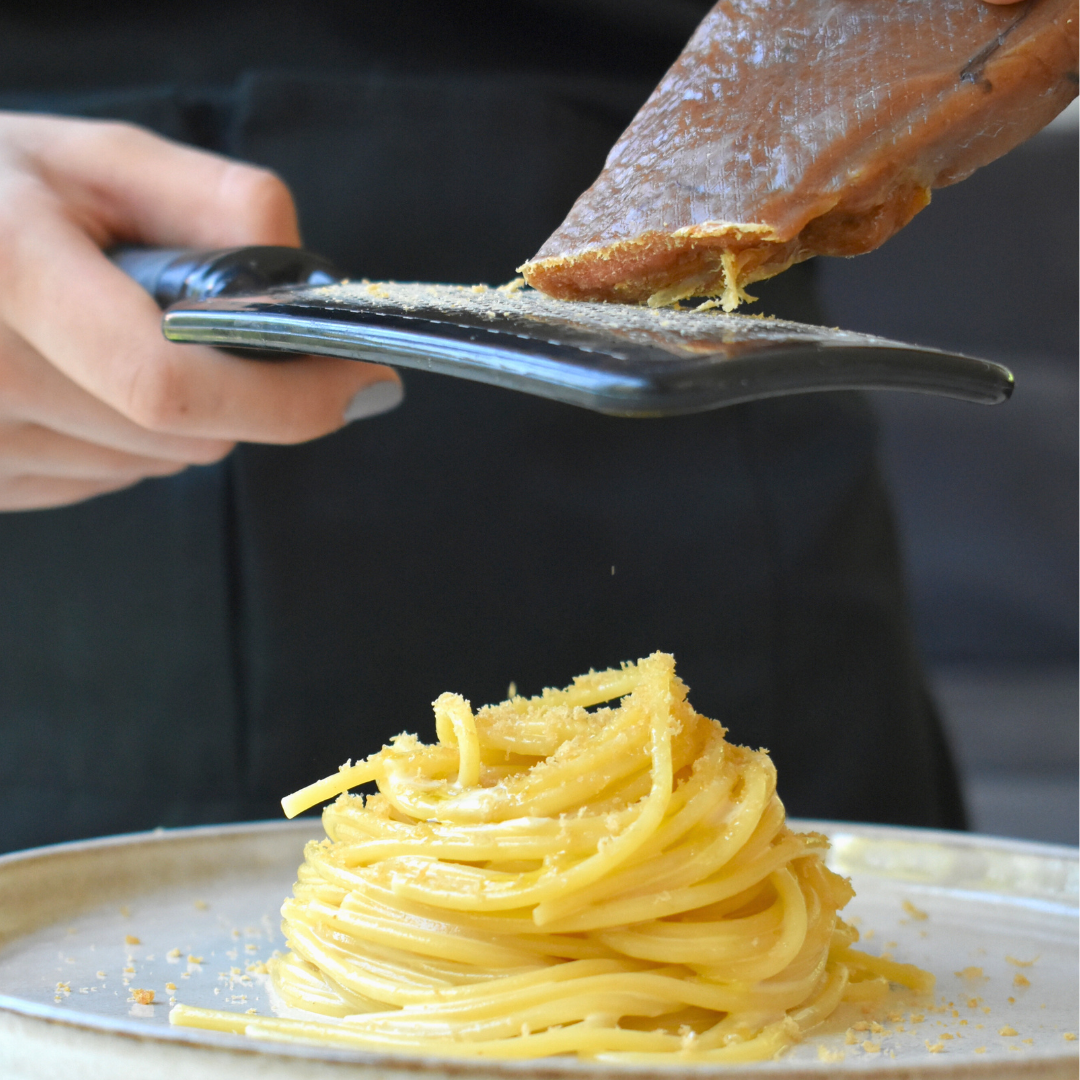 Bottarga aus Sardinien über Pasta gerieben.