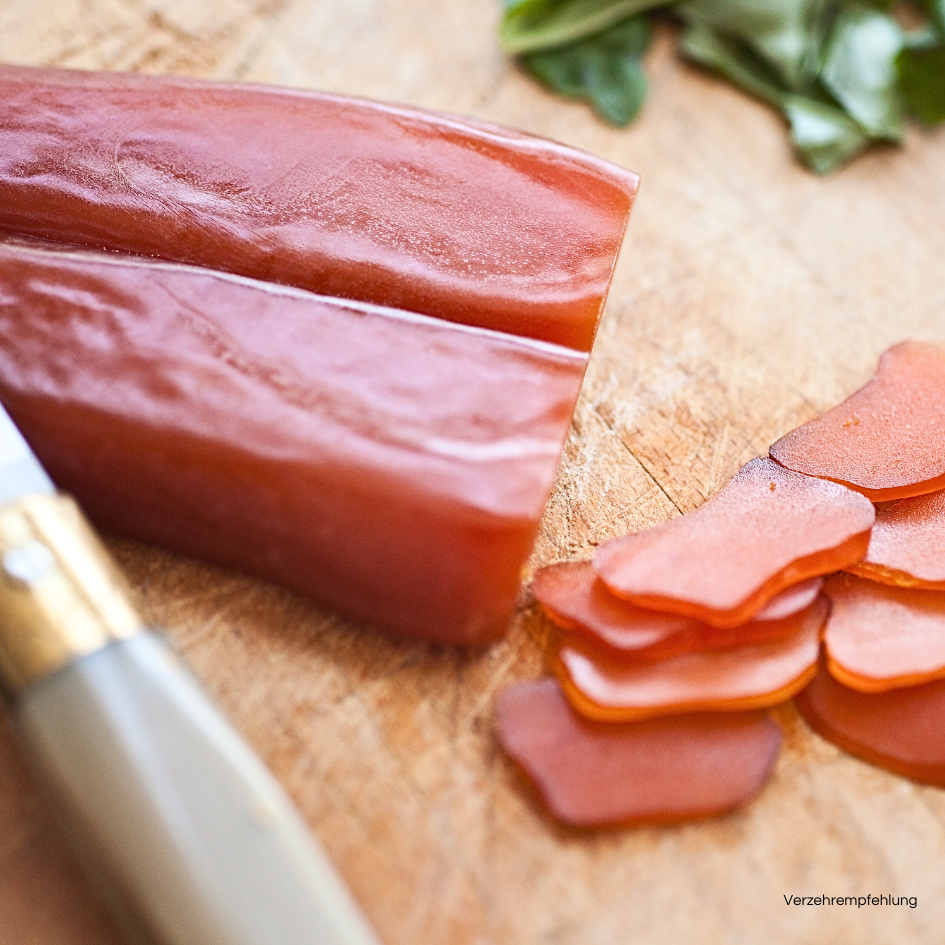 Bottarga di Muggine di Cabras aufgeschnitten mit einem Hirtenmesser.