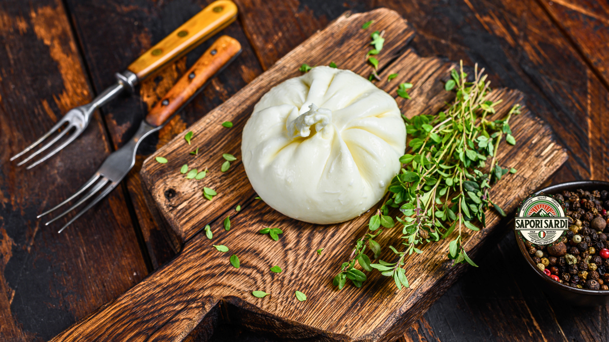 Frische Burrata auf einem Holzbrett angerichtet.