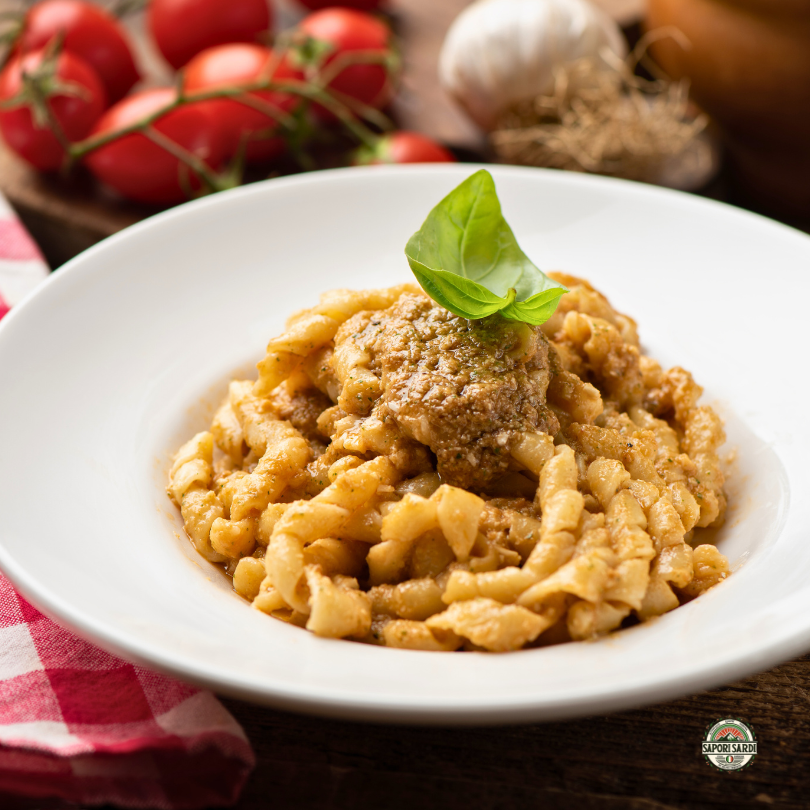 Busada Busiate Pasta auf einem Teller angerichtet. Rezept aus Sizilien.