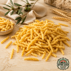 Busiate Busada - Handgemachte traditionell sizilianische Pasta liegt auf einem Tisch
