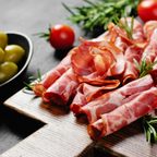 Coppa Sarda auf einem Brett angerichtet