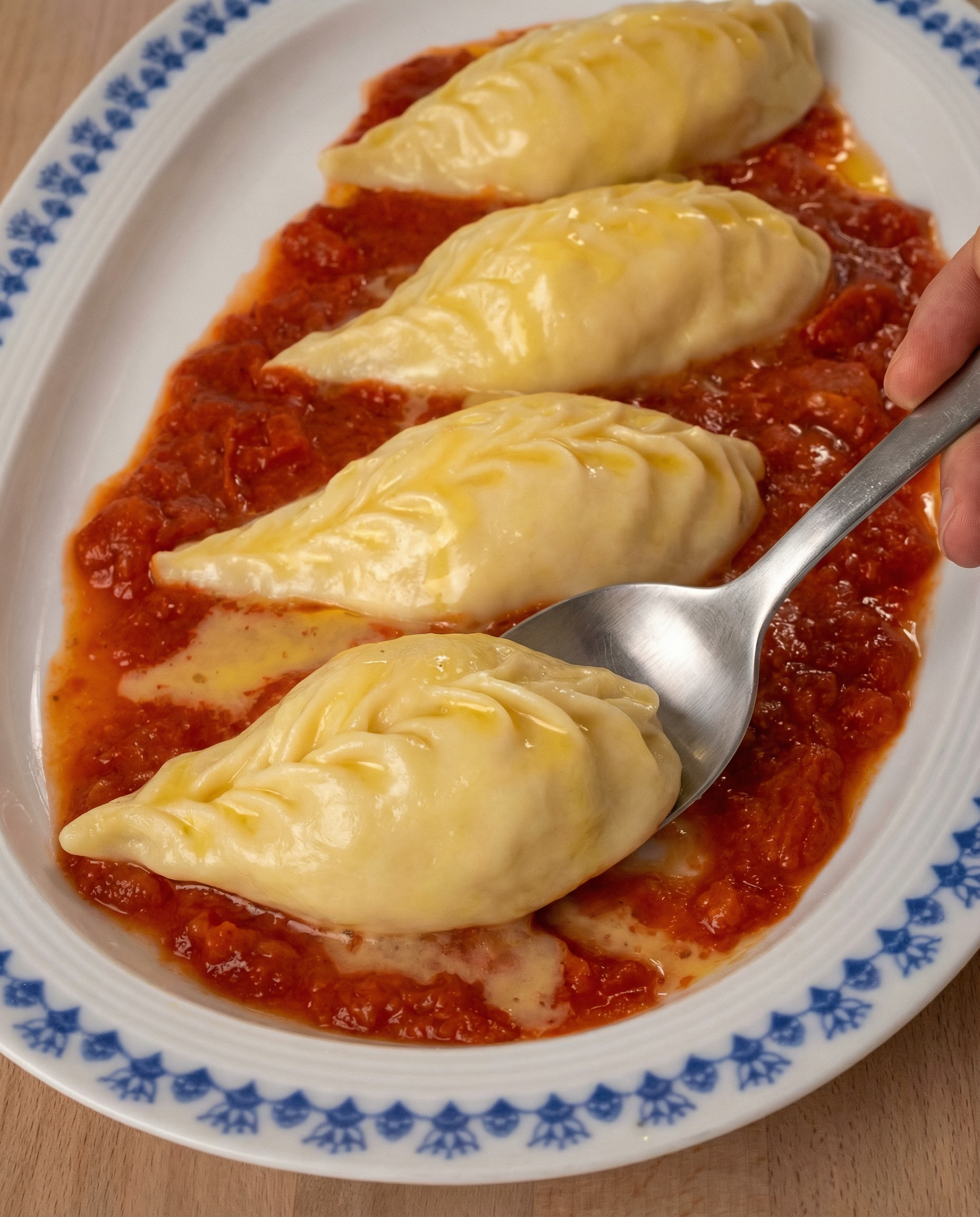 Culurgiones frisch zubereitet mit Tomatensauce