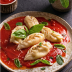 Culurgiones auf Teller mit Tomatensauce