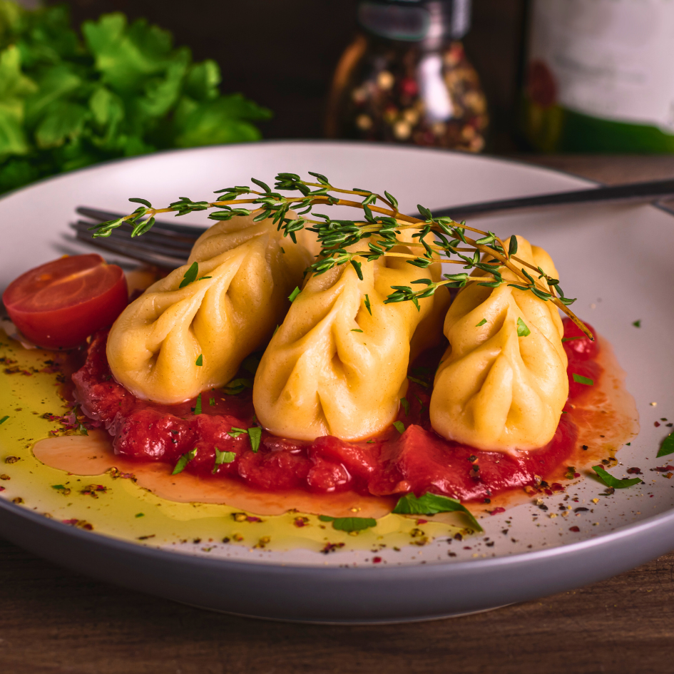 Culurgiones mit Tomaten Sauce auf einem Teller angerichtet