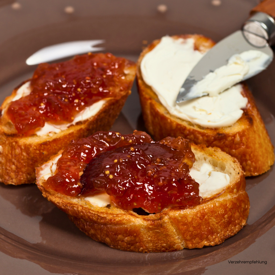 Feigen Senfsauce auf einem Brot mit Käse.