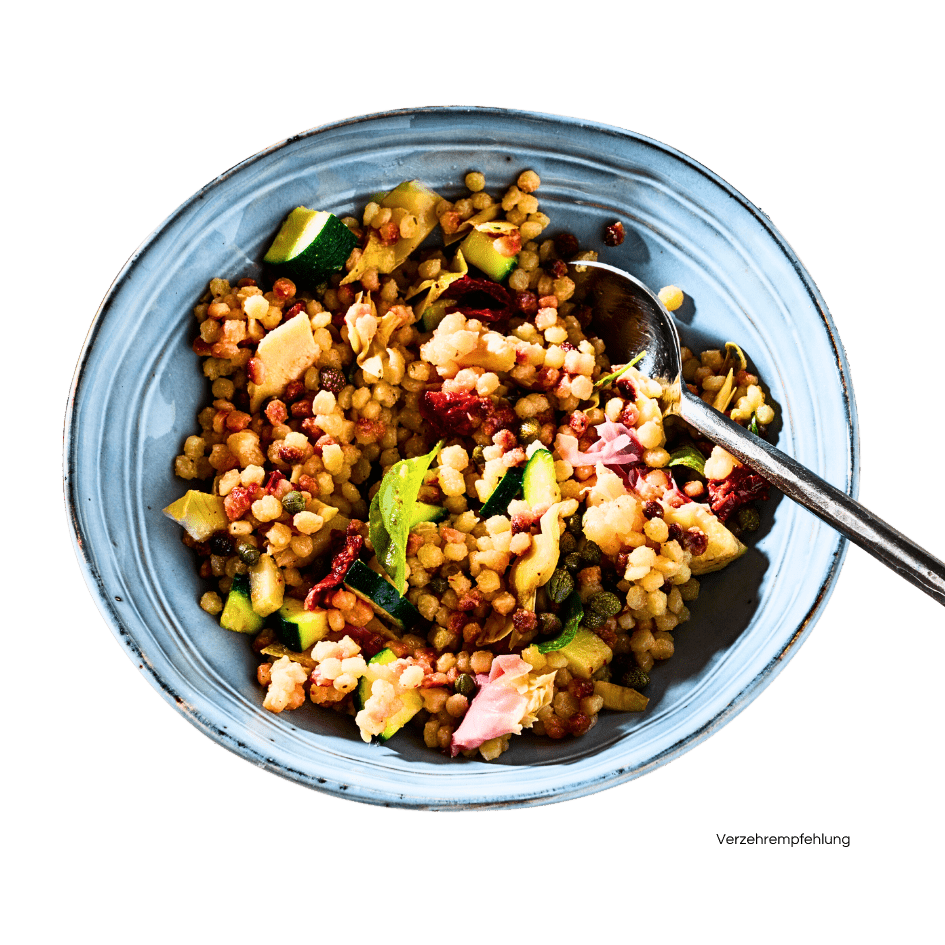 Ein Fregula Salad mit Gurken, getrockneten Tomaten und weiterem.