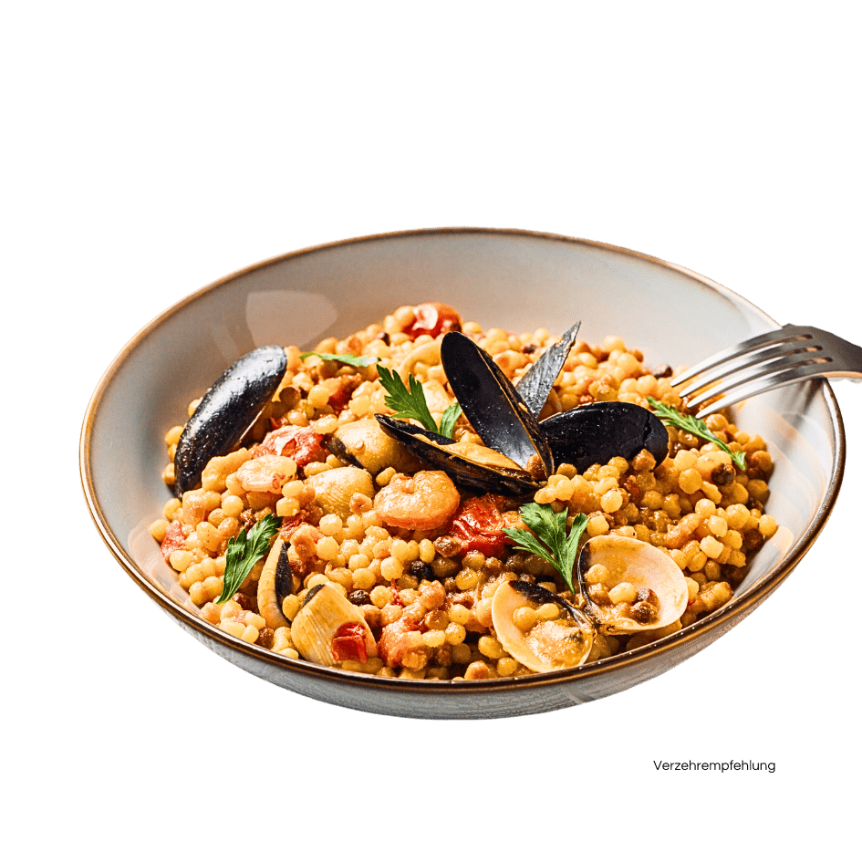 Sardische Fregula mit Meeresfruechten auf einem Teller angerichtet und garniert mit Muscheln.