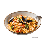 Sardische Fregula mit Meeresfruechten auf einem Teller angerichtet und garniert mit Muscheln.