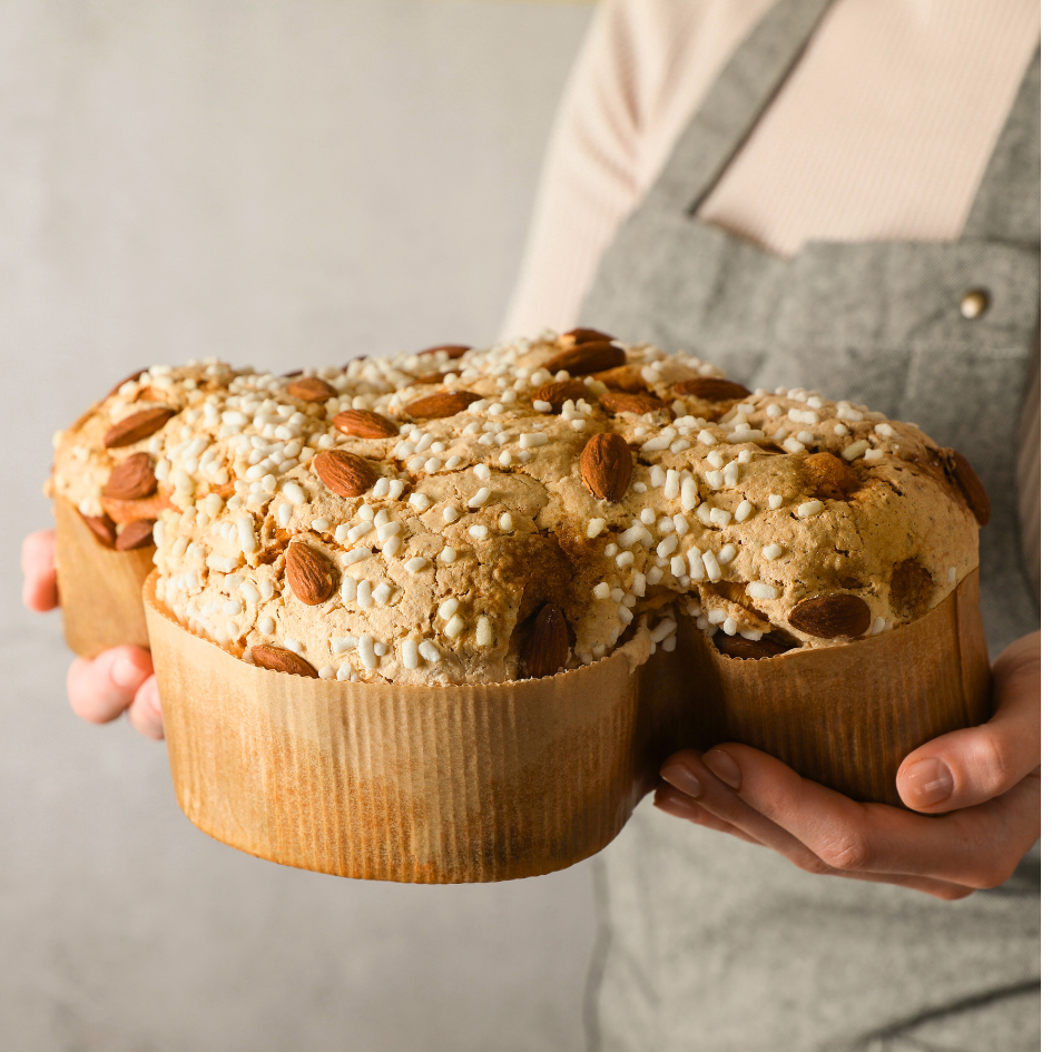 Eine frische Colomba Pasquale mit Mandeln zu Ostern