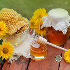 Honig aus Sardinien auf einem Tisch mit Honigwaben 
