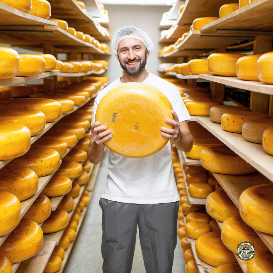 Ein Käser mit seinem frischen Parmesan Reggiano DOP in seinem Käselager