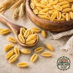 Malloreddus Rustici – Handgemachte Pasta-Spezialität aus Sardinien auf einem Holzlöffel und in einer Schale