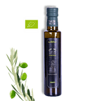 Eine Flasche von dem Olivenöl Extra Vergine Cuncordu von MasoniBecciu. Ein Bio Olivenöl aus Sardinien. Links im Bild dekorativ ein Olivenzweig.