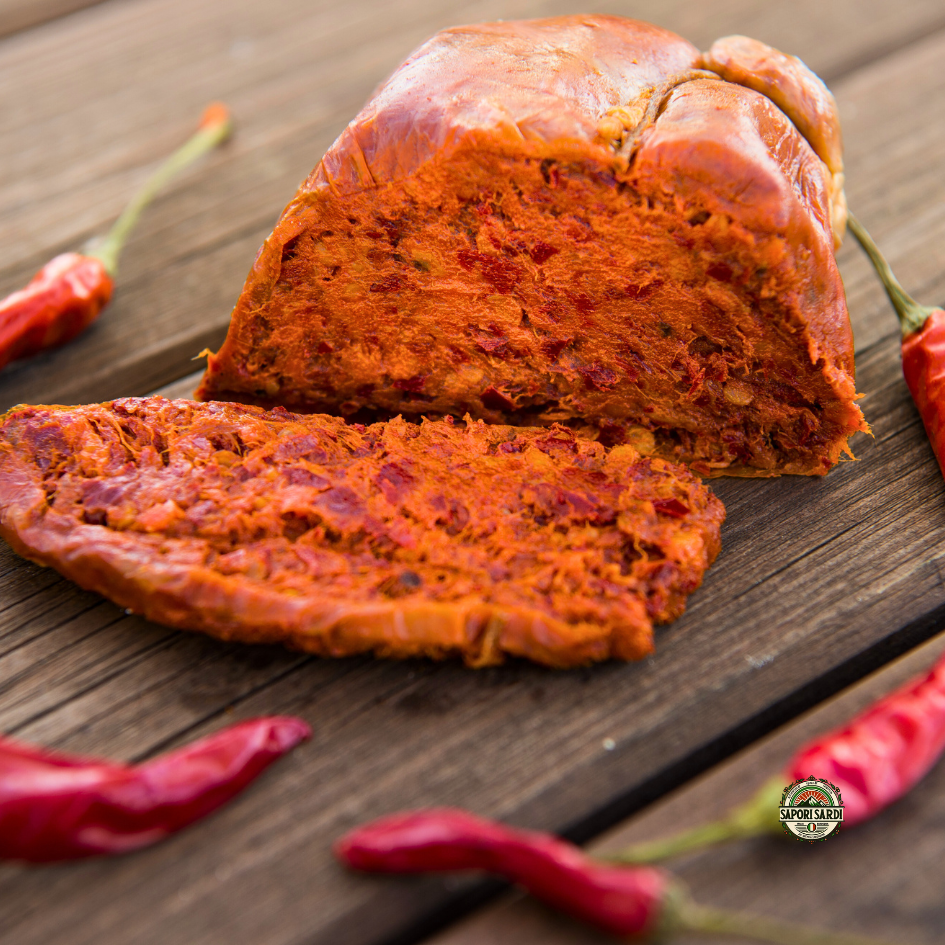 Nduja mit Peperoncino auf einem Holztisch