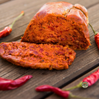 Nduja mit Peperoncino auf einem Holztisch