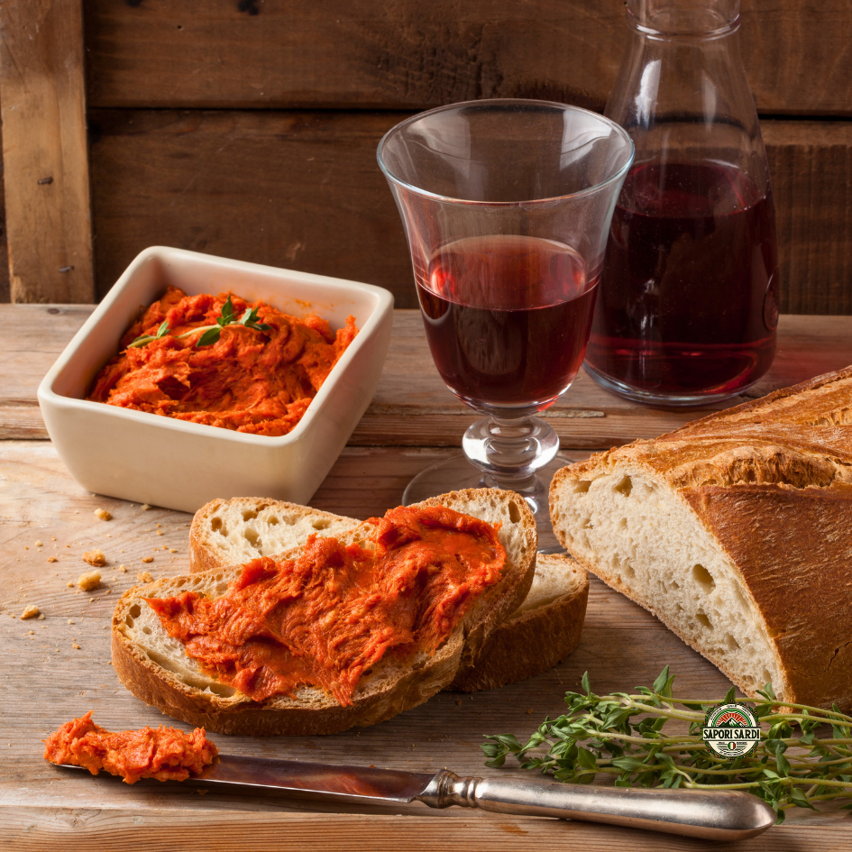 Nduja auf einem Brot. Italienische pikante Streichwurst.