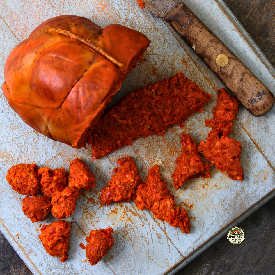 Nduja auf einem Holz Brett aufgeschnitten