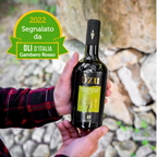 Olivenöl Òzu von Pedralonga in der Hand mit Auszeichnung