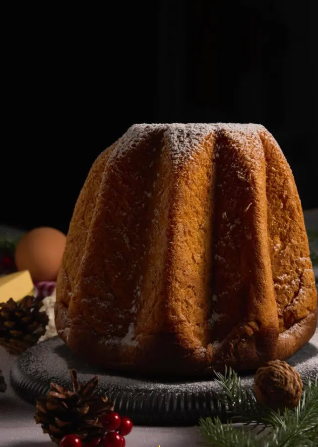 Pandoro mit Weihnachtsdeko
