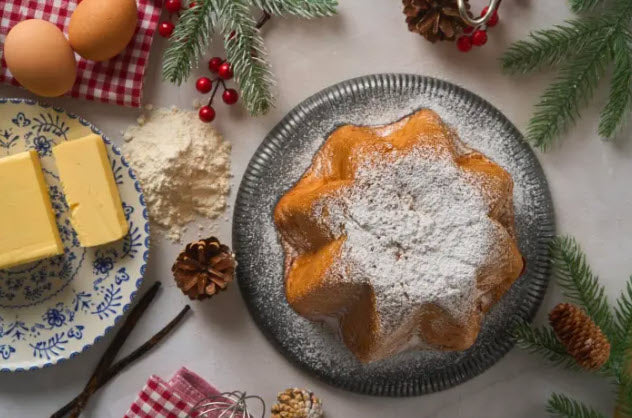 Pandoro mit Butter, Mehl, Vanille, Eiern und Tannen