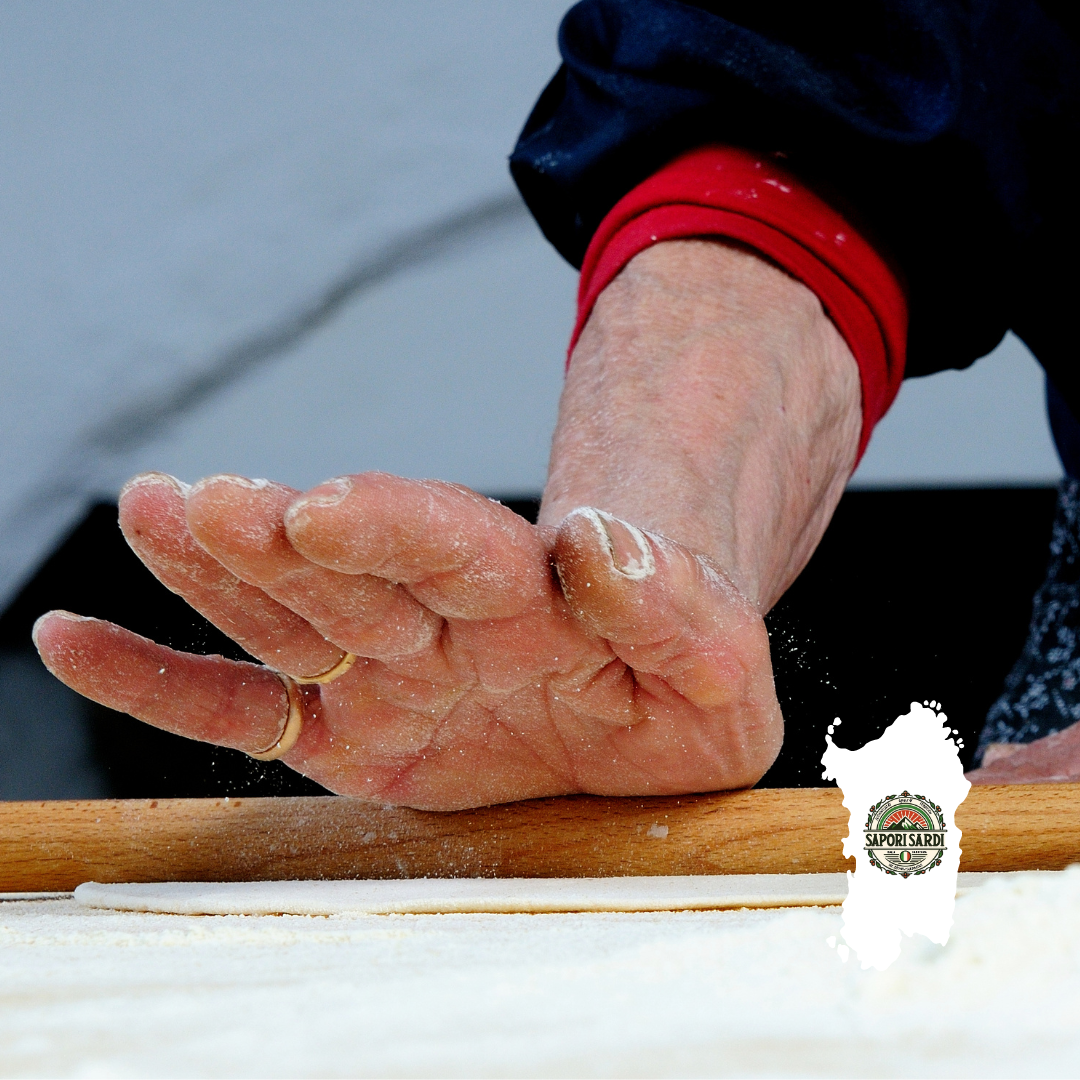Teig für Pane Carasau wird traditionell von Hand und ausgerollt. Unten rechts sieht man das Logo von Sapori Sardi auf einer weißen Sardinien Karte.