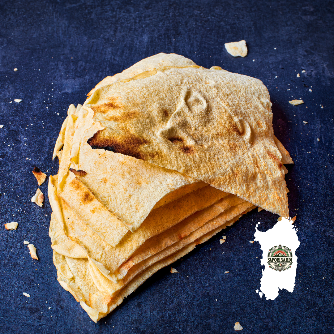 Pane Carasau Portioniert auf einer Platte liegend. Unten rechts sieht man das Logo von Sapori Sardi auf einer weißen Sardinien Karte.