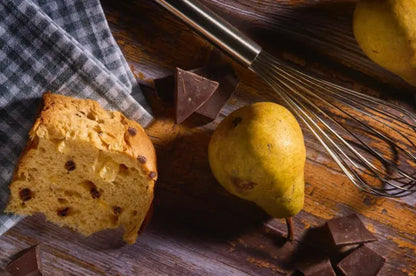 Panettone-Stück, Birne, dunkle Schokolade, Schneebesen