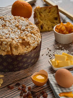 Klassischer Panettone mit Orange, Orangenschalen, Butter, Eiern, Zuckerstreuseln und Rosinen.