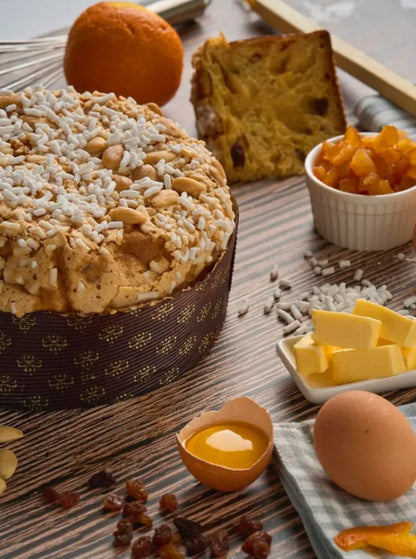 Klassischer Panettone mit Orange, Orangenschalen, Butter, Eiern, Zuckerstreuseln und Rosinen.