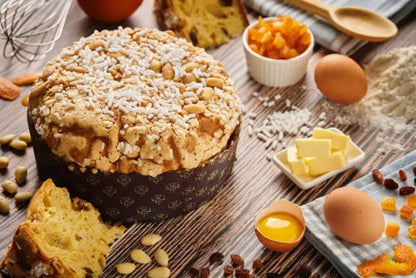 Klassicher Panettone mit Butter, Eiern, Orangenschalen, seitlich