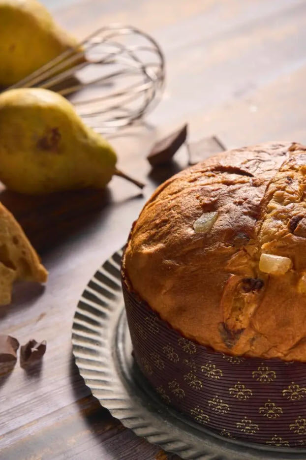 Panettone mit Birne, Schokolade, Schneebesen, halber Bildausschnitt